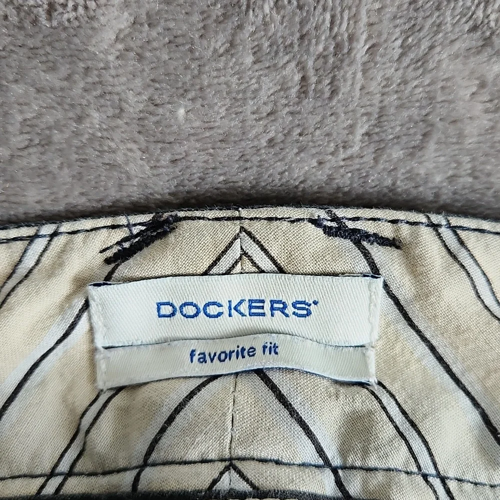Dockers, Women's, Sz14 med favorite fit, 1 pocket in Front, 2 in Back - Picture 7 of 11